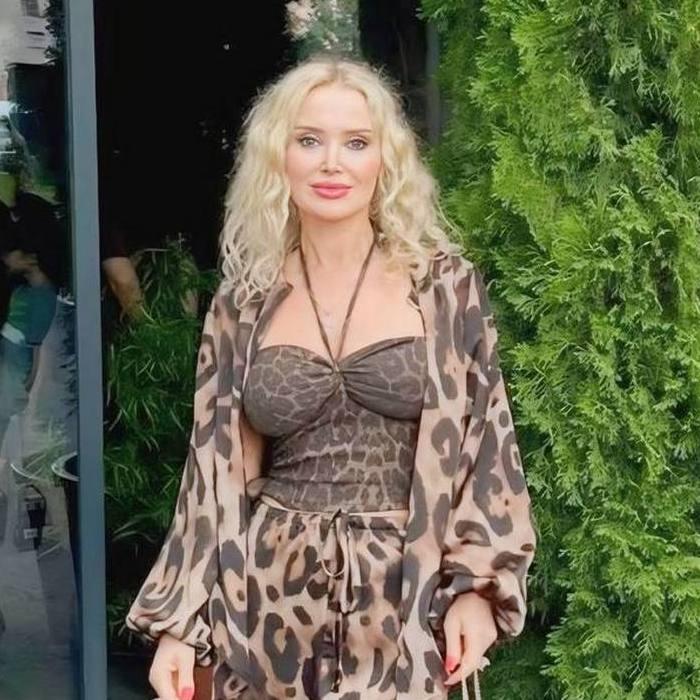 Viktoria, 50 yrs.old from Chalon, France